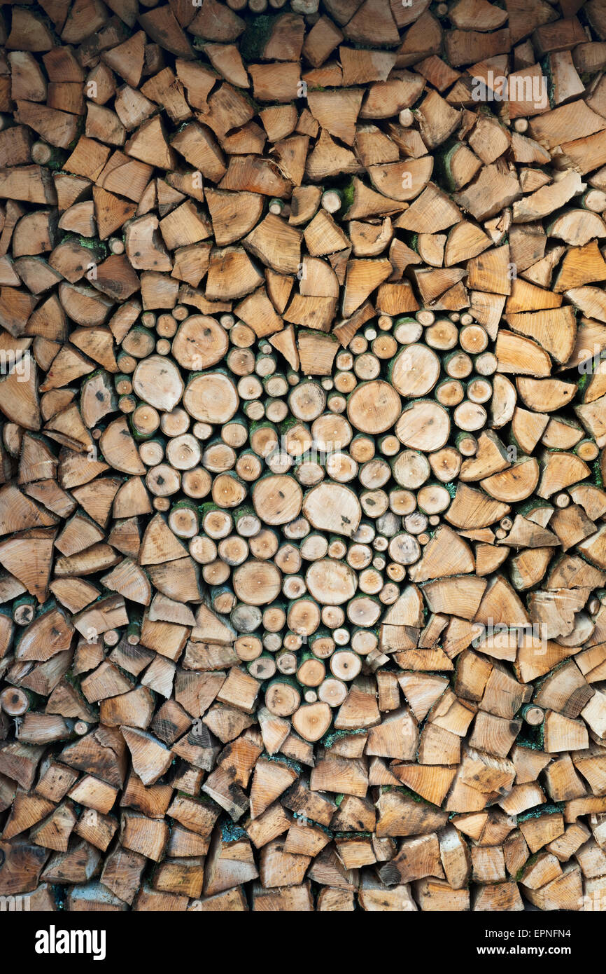 Woodpile di aria essiccata caserecci, hardwood di legna da ardere con forma di cuore design, il Galles del Nord, Regno Unito Foto Stock