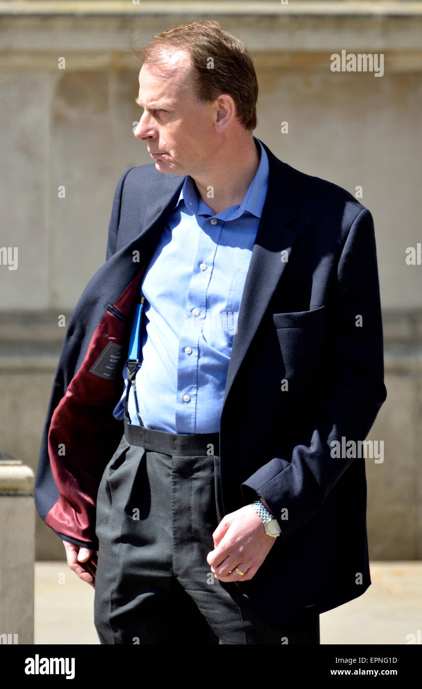 Andrew Marr, giornalista e presentatore della BBC, in attesa di un taxi a Downing Street Foto Stock