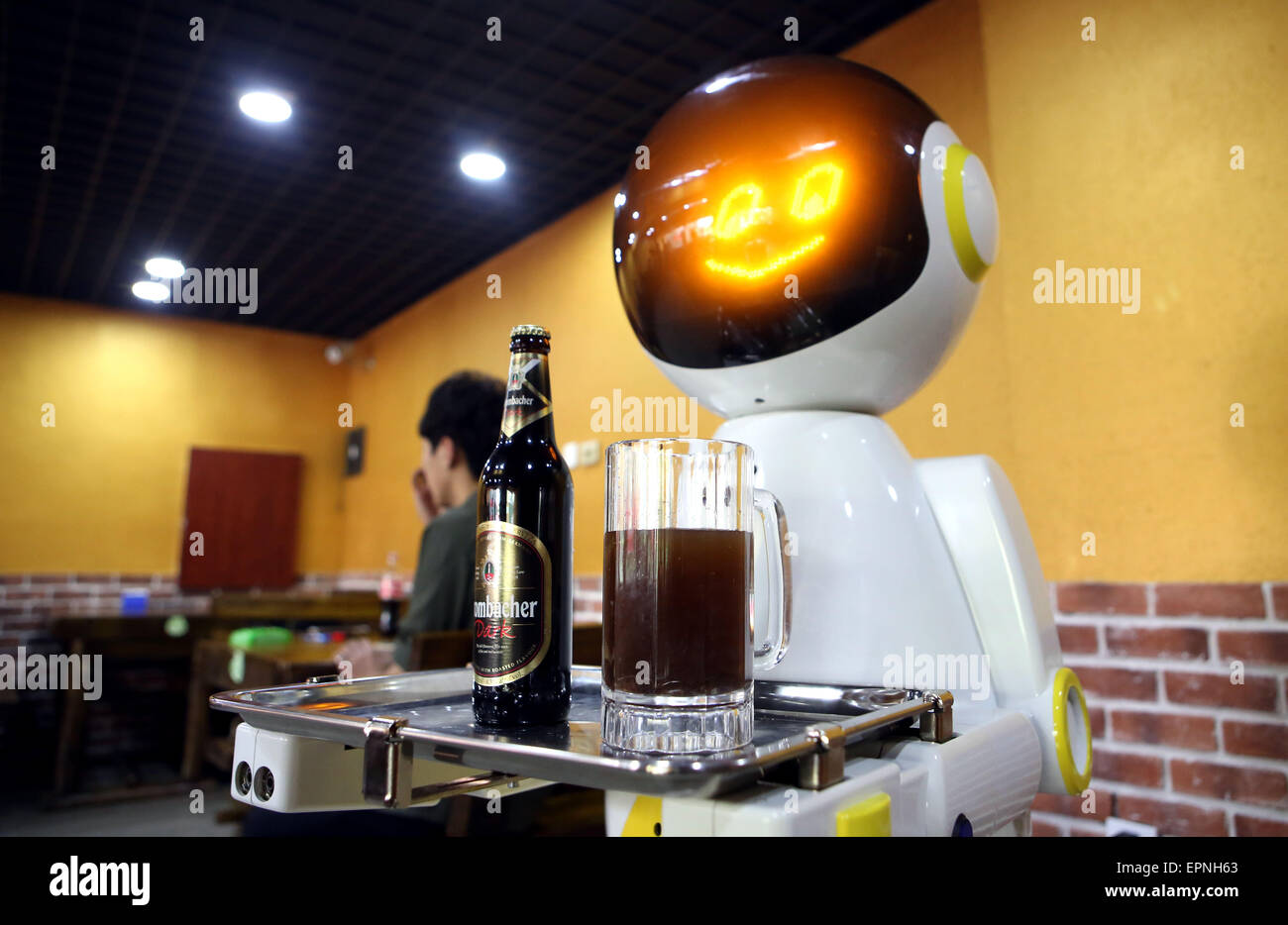 Shenyang, cinese della provincia di Liaoning. Il 20 maggio 2015. Un robot serve la birra in un ristorante di Shenyang, capitale del nord-est della Cina di Provincia di Liaoning, 20 maggio 2015. Alimentato da batteria a lavorare fino a 7 ore e il 140-centimetro-alta pesi robot 70 chilogrammi e si muove a una velocità di 0,8 metri al secondo. Integrato con sensori di navigazione, hardware e tecnologia per interfacce utente, è in grado di trattenere e servire fino a 8 kg di alimento o bevanda in una sola volta. Credito: Yao Jianfeng/Xinhua/Alamy Live News Foto Stock