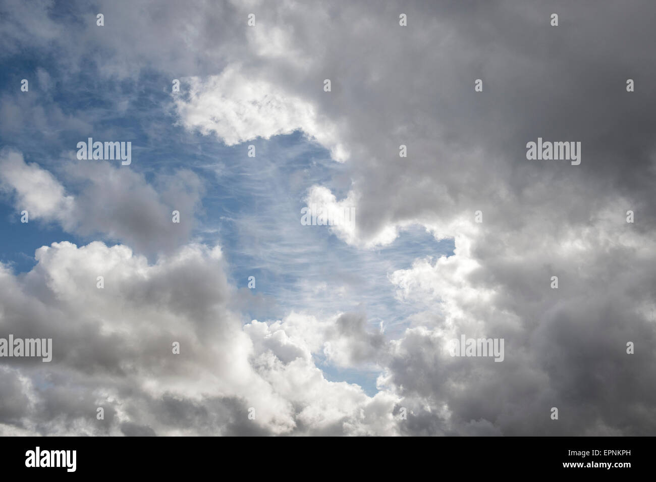 Pioggia nuvole e cielo blu. Scozia Foto Stock