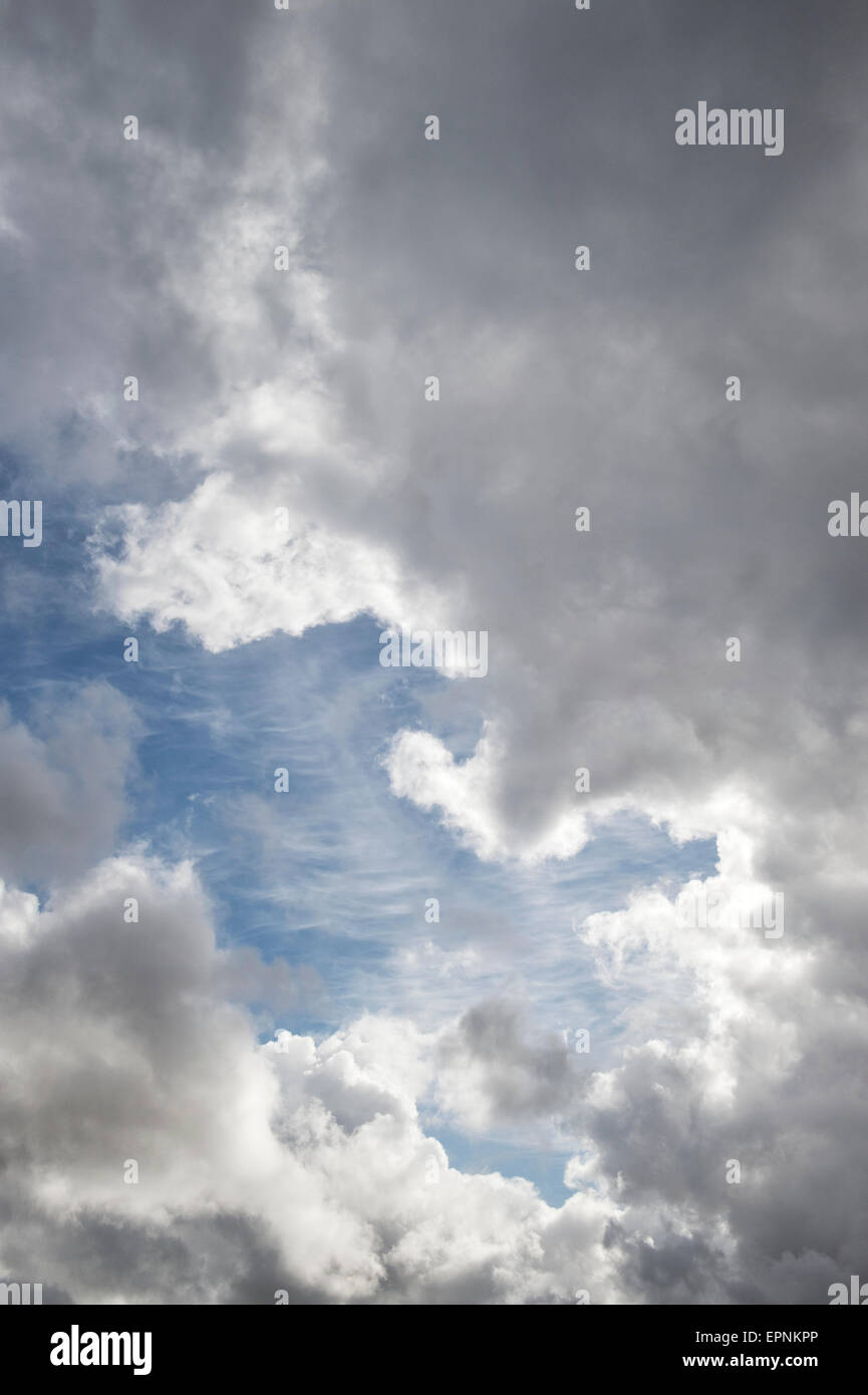 Pioggia nuvole e cielo blu. Scozia Foto Stock