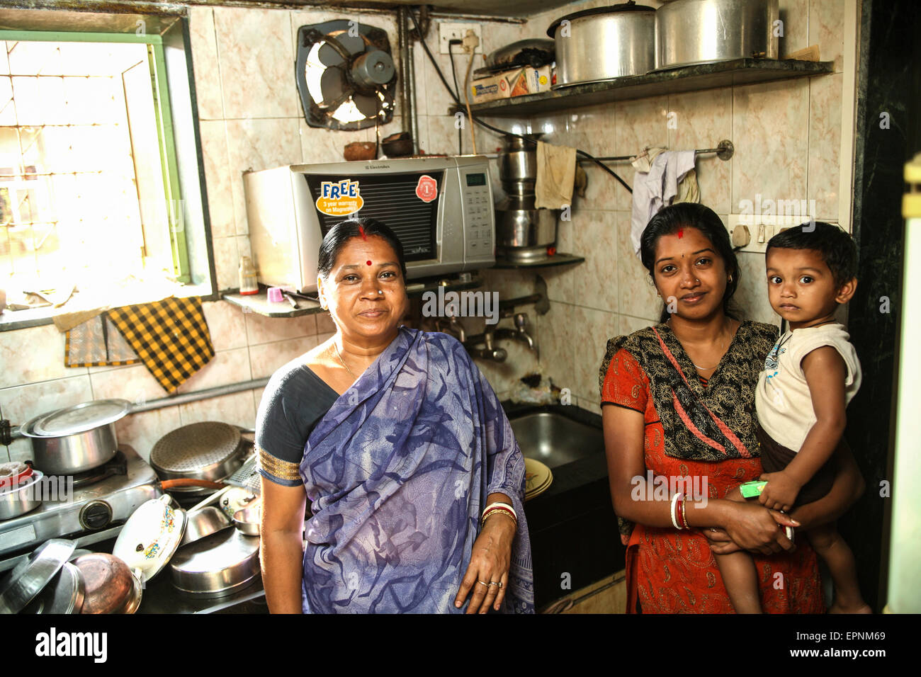 Cucina tipica scena di edificio residenziale di appartamenti alloggiamento middle class famiglia indiana a Mumbai/ Bombay, India del p economico Foto Stock