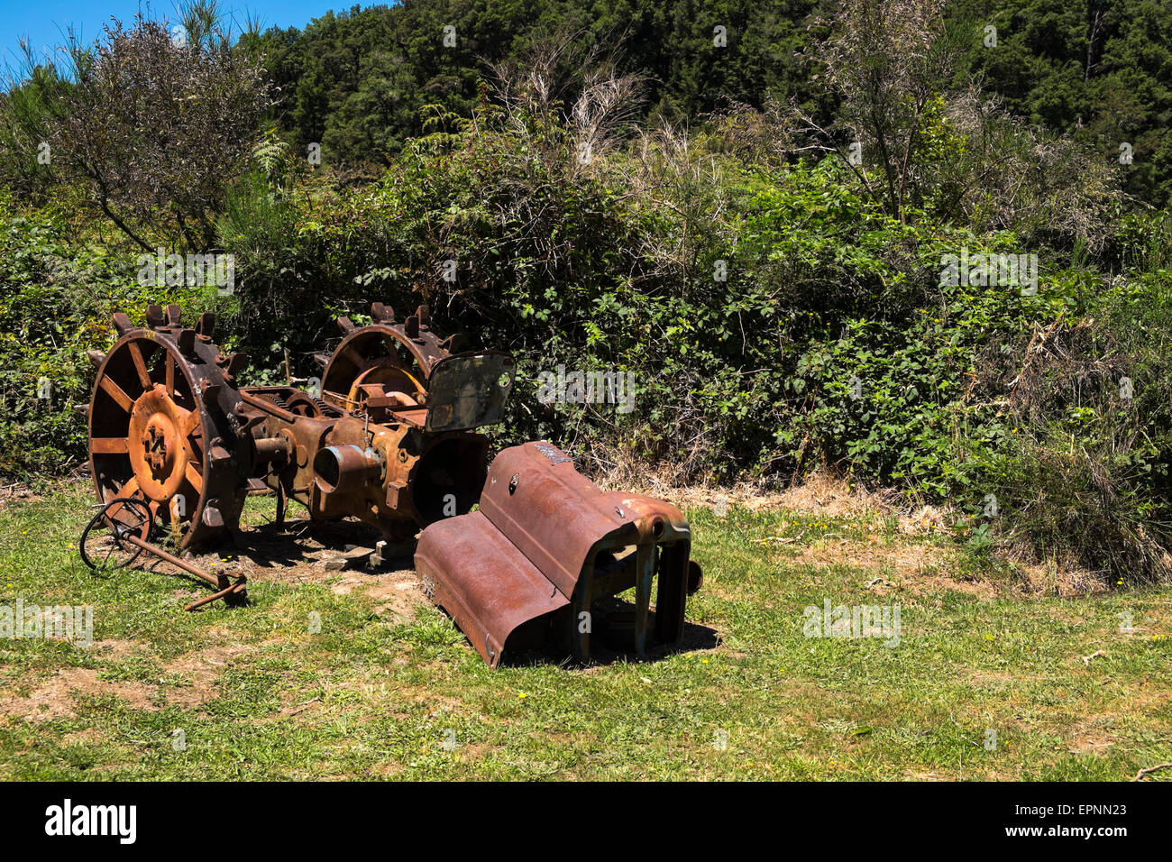 Vecchio Fordson Major Diesel trattore abbandonato e ruggine, Buller Gorge, Murchison, Nuova Zelanda. Foto Stock