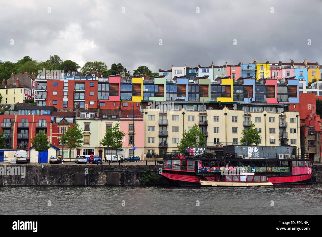 Case vivacemente colorate guardando oltre il porto di Bristol nel Regno Unito. Foto Stock