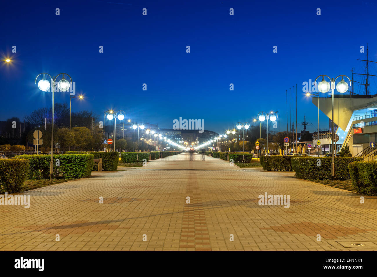 Kosciuszko Square di notte - la famosa promenade a Gdynia, Polonia. Foto Stock