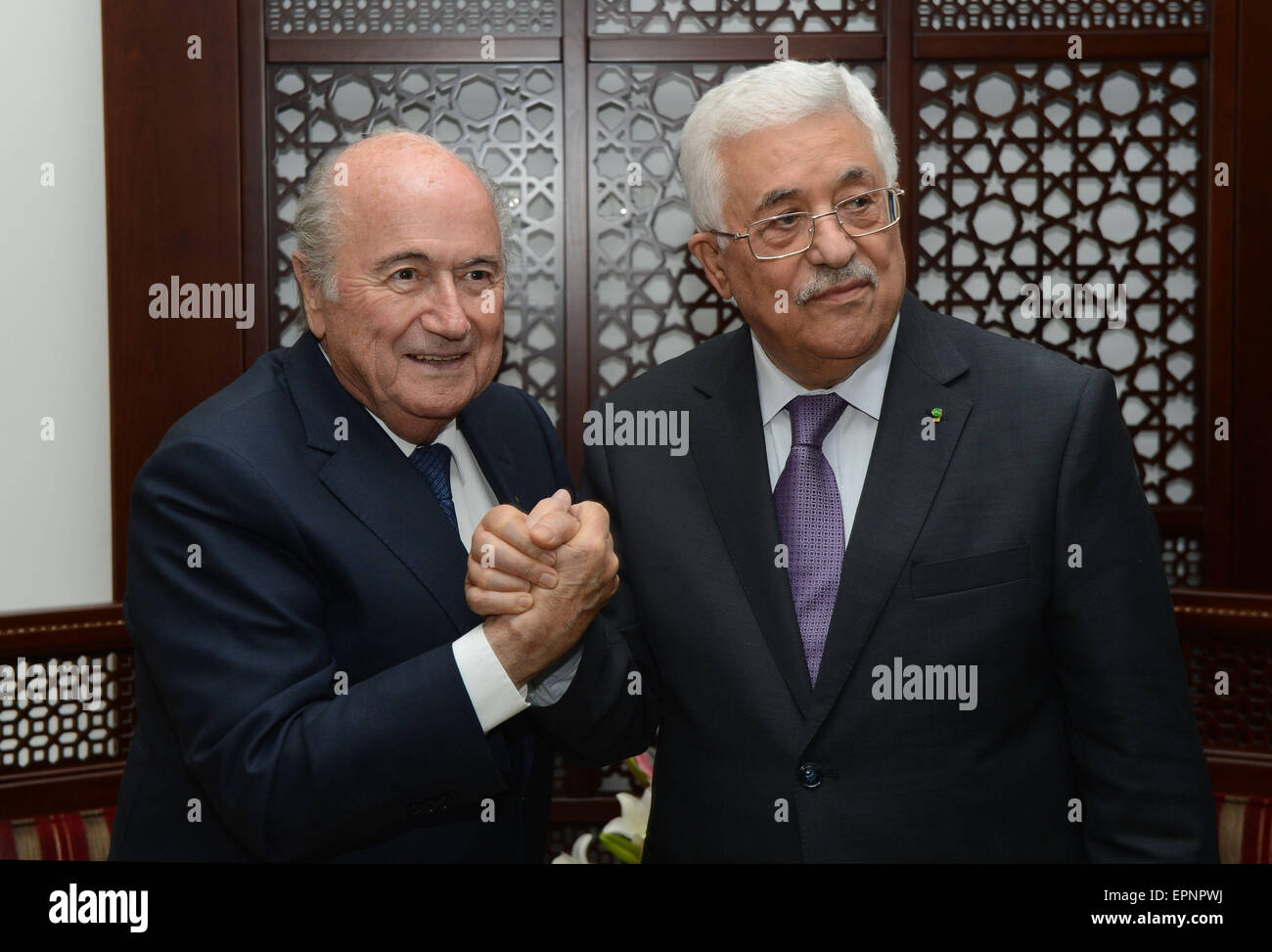 Ramallah. Il 20 maggio 2015. Il presidente palestinese Mahmoud Abbas (R) scuote le mani con organo di regolamentazione del calcio mondiale FIFA presidente Sepp Blatter durante il loro incontro nella West Bank città di Ramallah, il 20 maggio 2015. Credito: Piscina/Xinhua/Alamy Live News Foto Stock