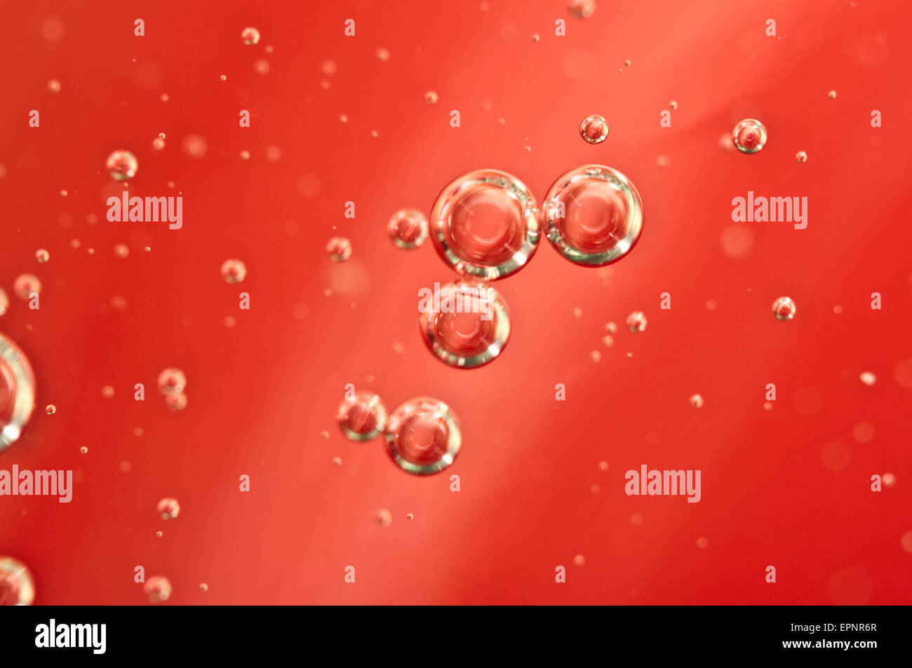 Le bolle di aria in un liquido rosso , concetto come la ricerca medica del sangue e altri i vostri progetti di successo. Macro Foto Stock