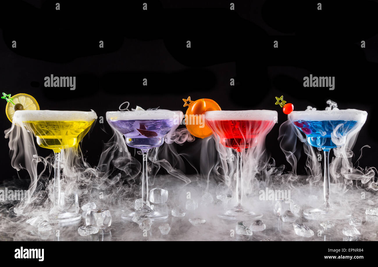 Martini bevande con ghiaccio secco effetto fumo, servito sul banco bar con  sfondo nero Foto stock - Alamy