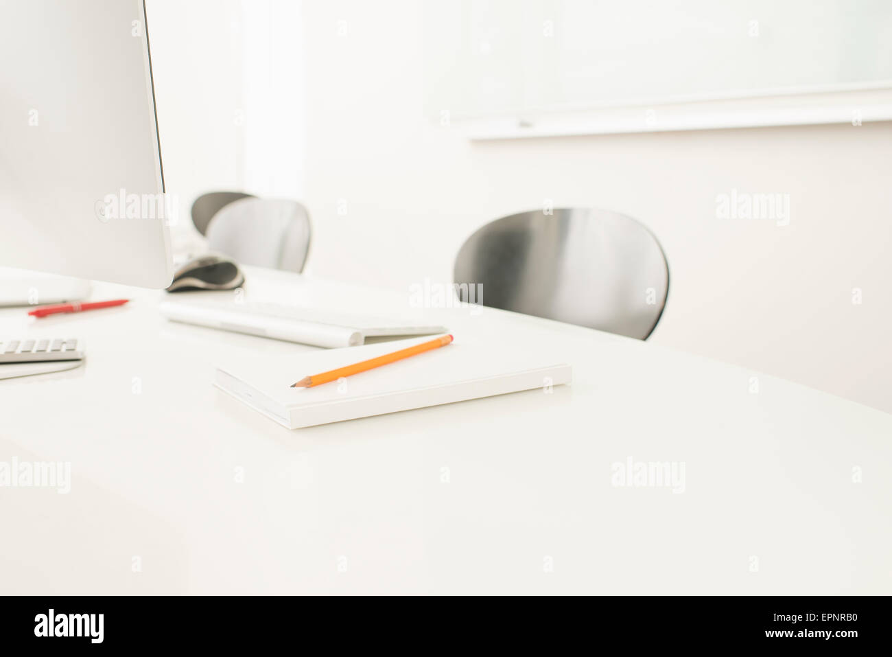 Luminoso e moderno ufficio interno senza persone. Foto Stock