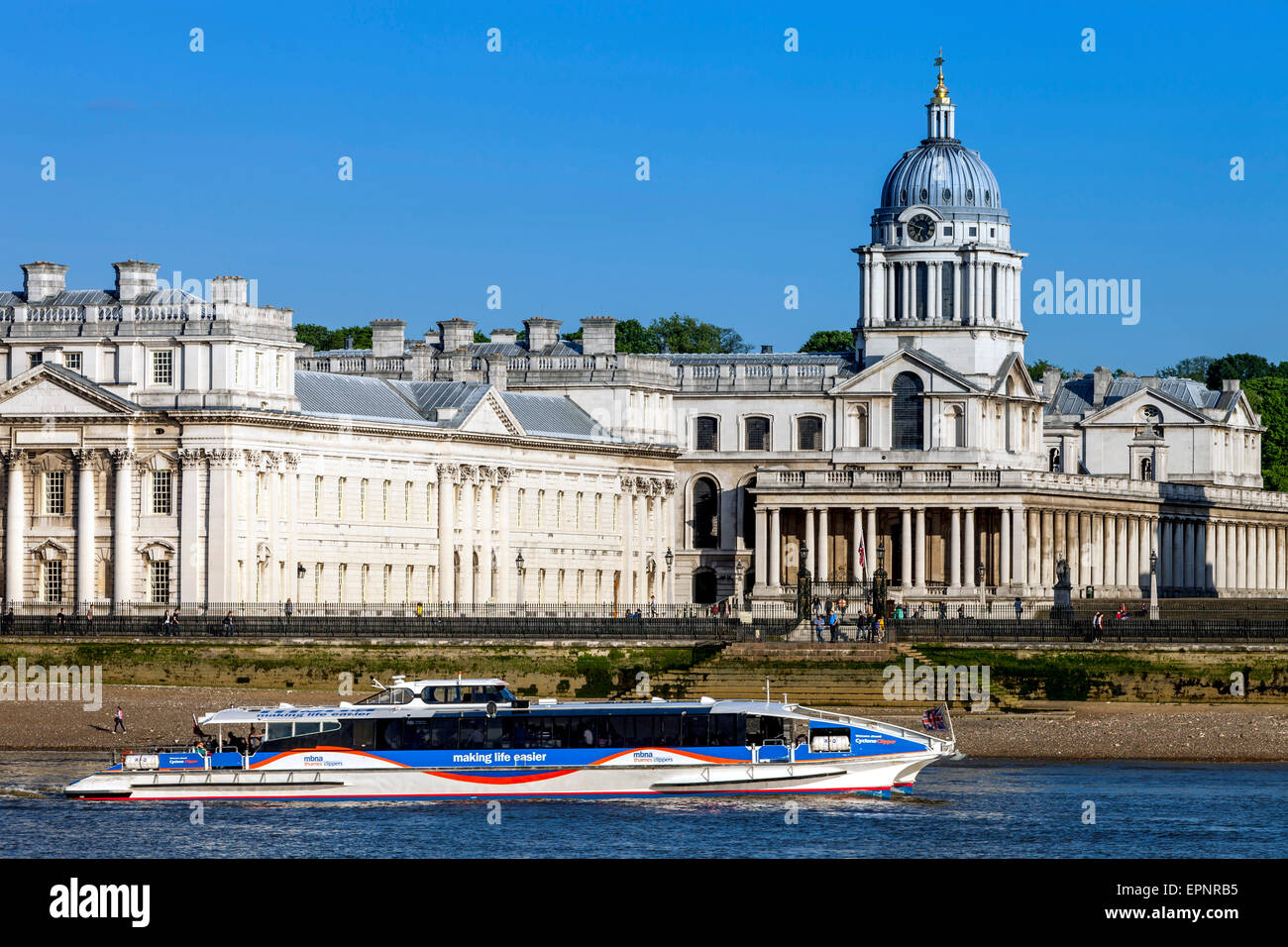 Un fiume Thames Clipper passa di fronte al vecchio Royal Naval College di Greenwich, Londra, Inghilterra Foto Stock