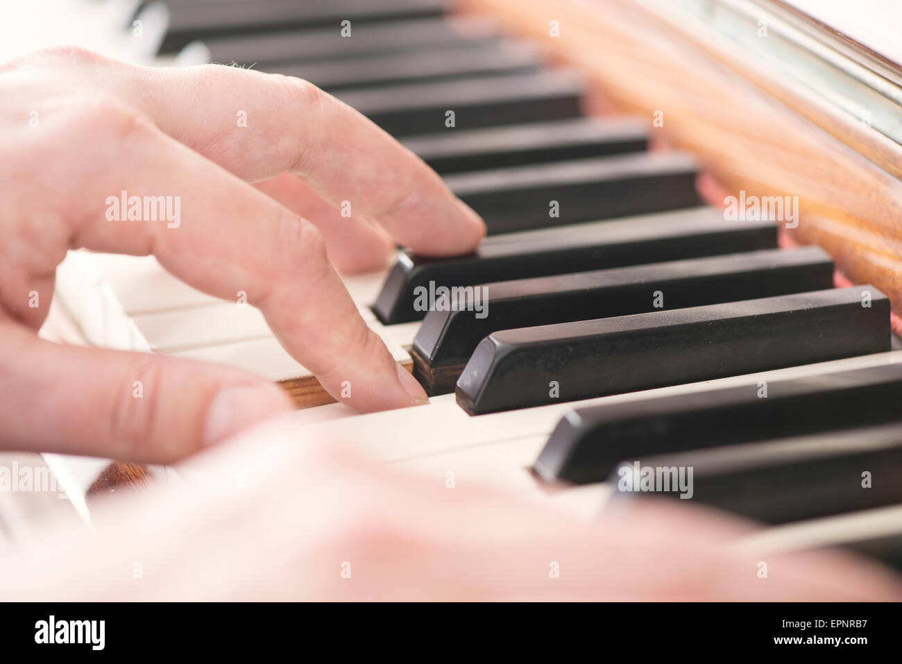 Close up delle mani dell uomo a suonare il piano Foto Stock
