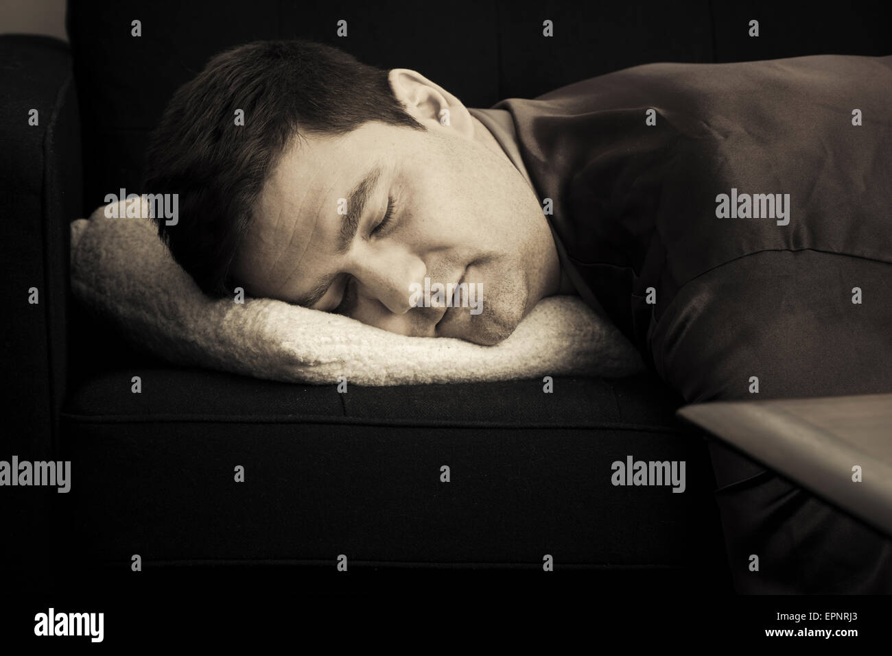 Uomo che si copre la testa con un cuscino nel letto, vista dall'alto.  Problema di insonnia Foto stock - Alamy