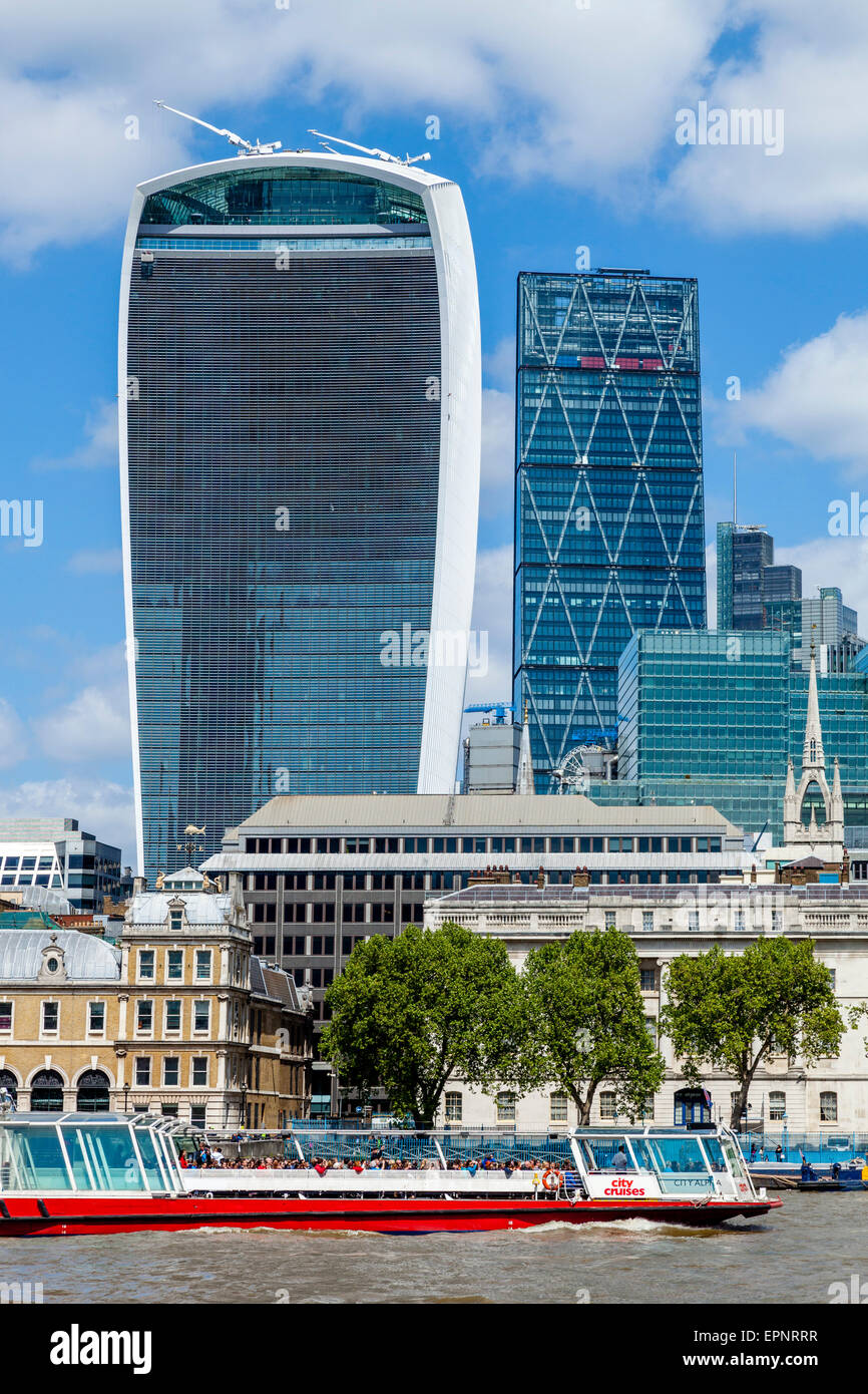 Un City Tours Crociera lungo il fiume e la città di Londra skyline di Londra, Inghilterra Foto Stock