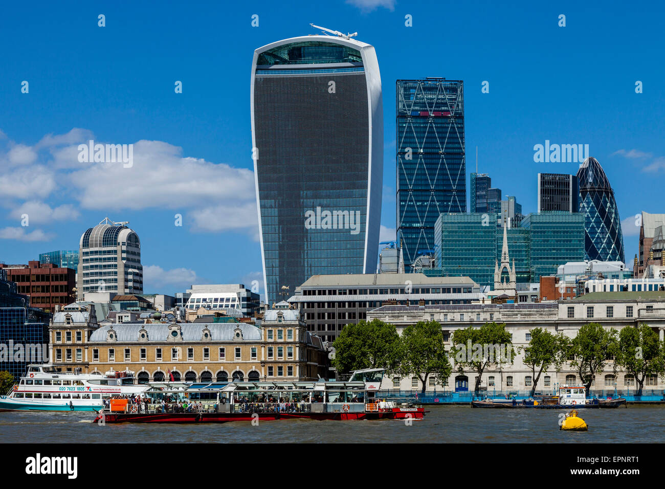 Un City Tours Crociera lungo il fiume e la città di Londra skyline di Londra, Inghilterra Foto Stock