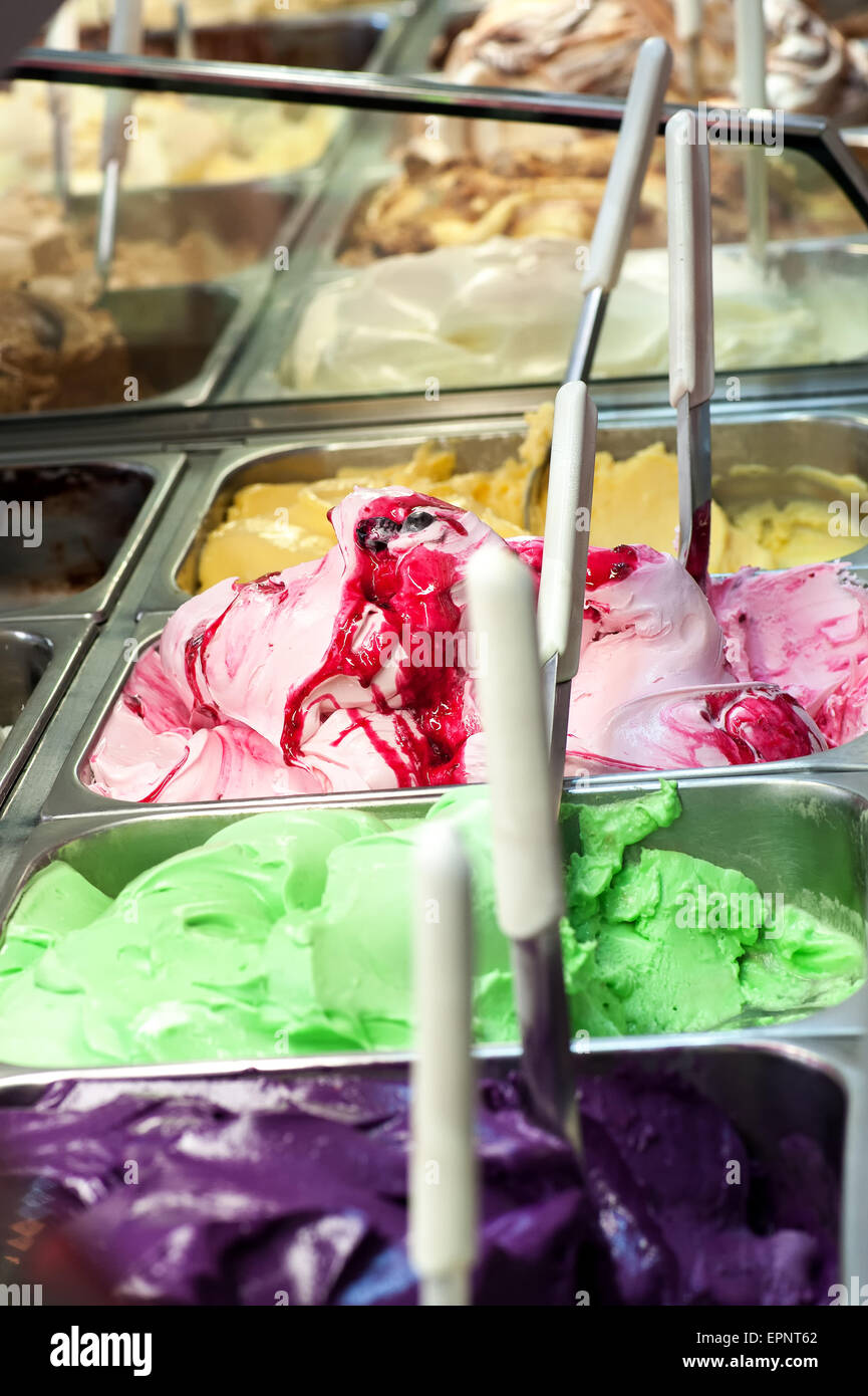 Display a colori di un assortimento di diversi sapori fruttati di gelato italiano Foto Stock