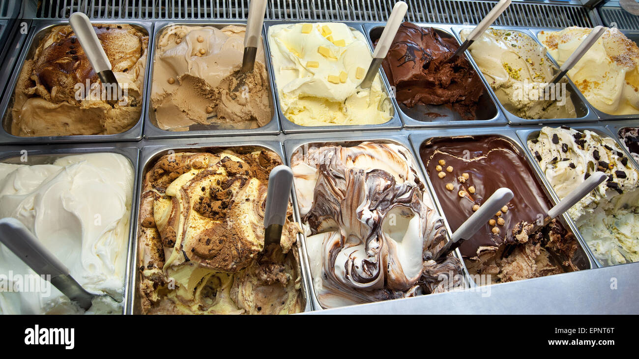 La finestra del display in un negozio o una gelateria assortiti di gusti di gelato per la vendita come spunti di estate Foto Stock