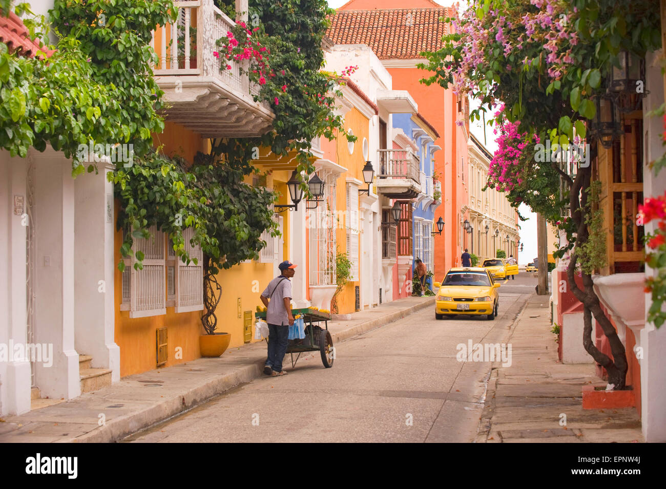 Un colorato (colorato) street a Cartagena, Colombia, Sud America Foto Stock