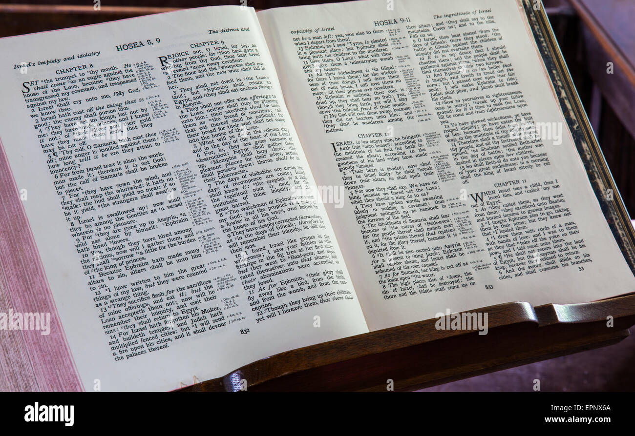 Aprire la bibbia all'interno Chiesa Matterdale, vicino Dockray, Lake District, Cumbria Foto Stock