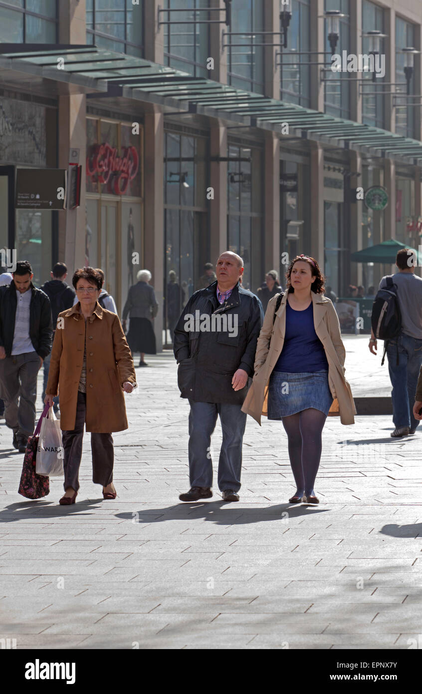 Gli amanti dello shopping a passeggiare al sole lungo il Hayes in Cardiff City Centre Foto Stock