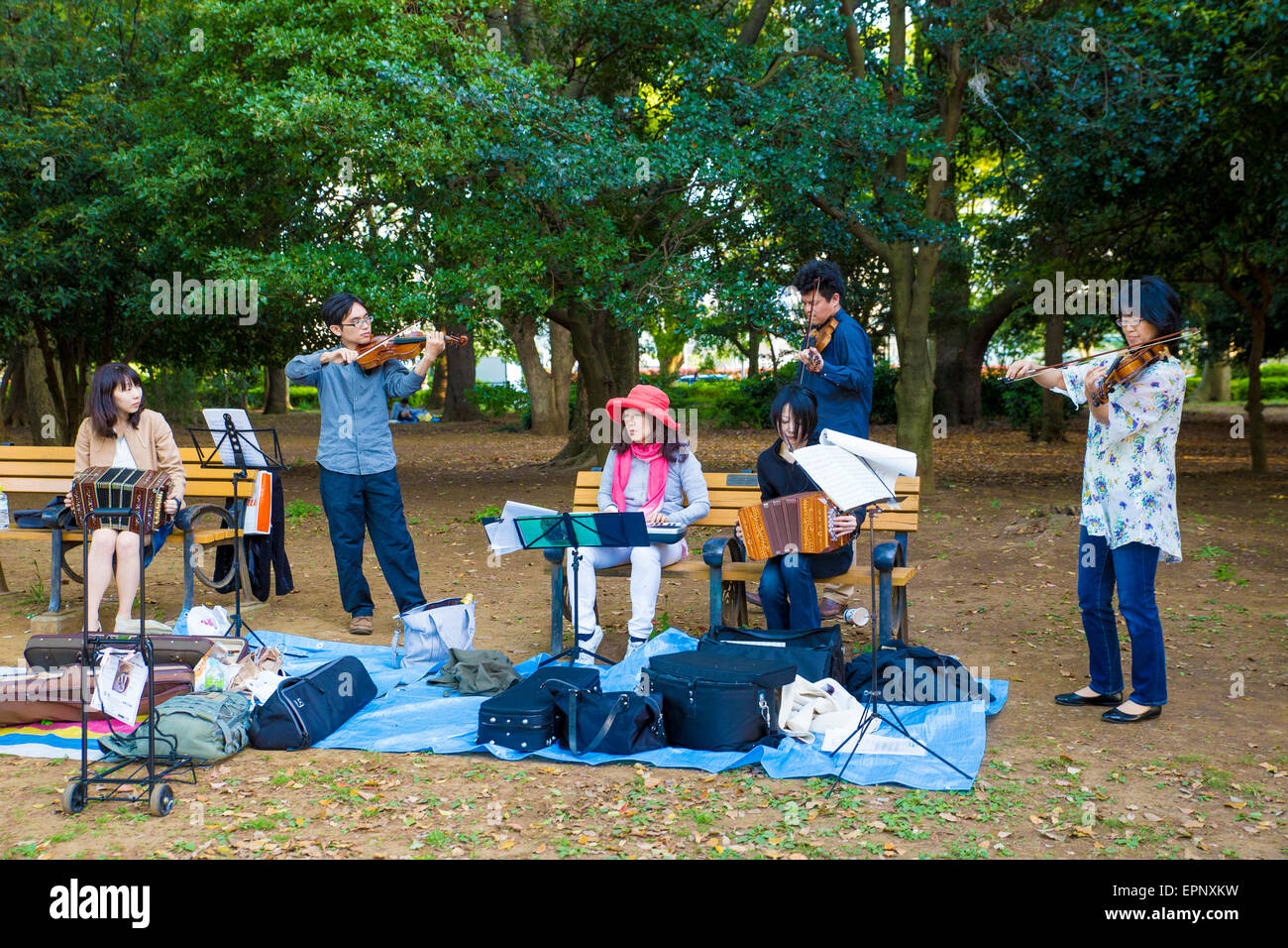 Godendo di Yoyogi Park a Tokyo Giappone Foto Stock