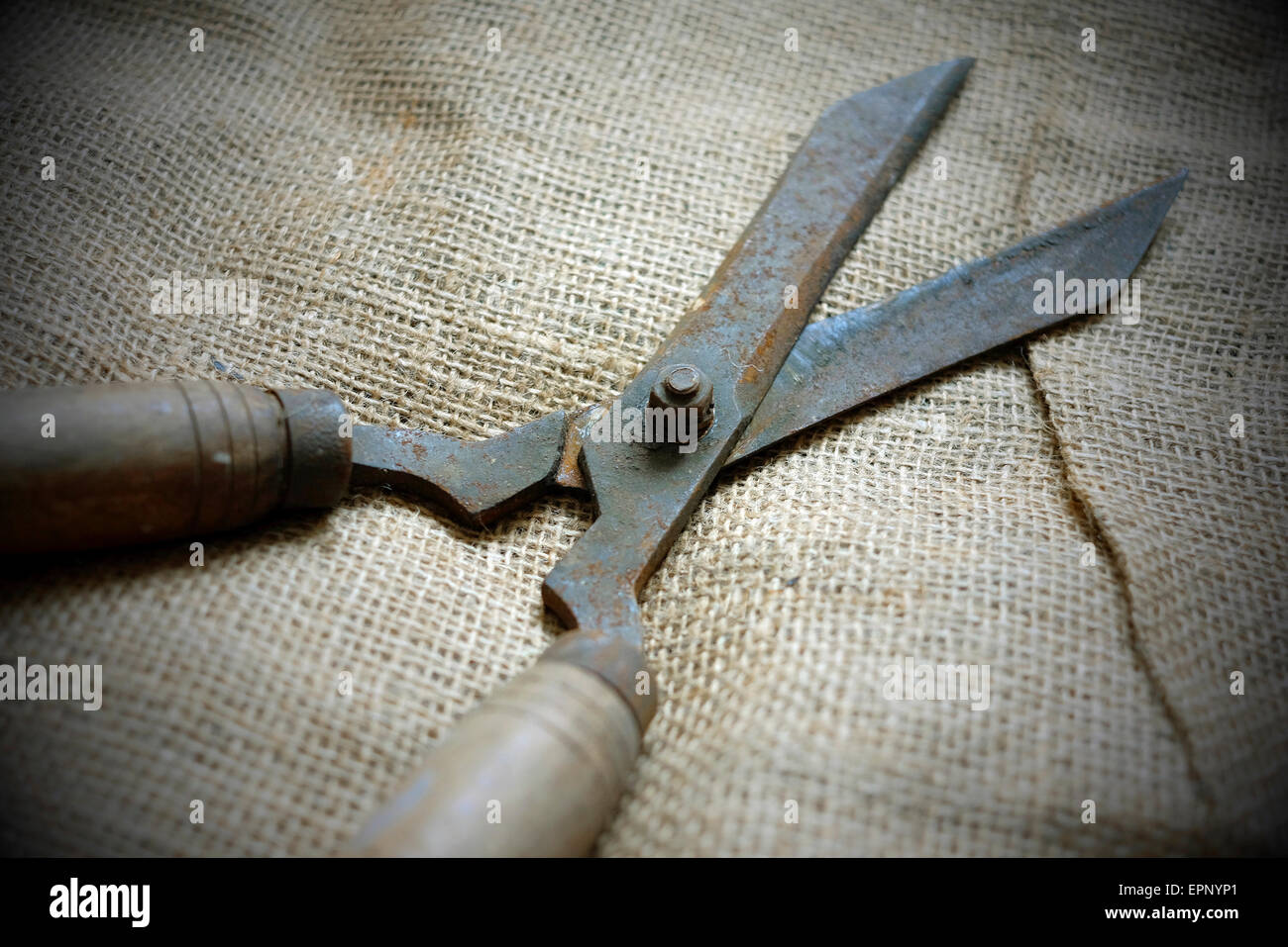 Cesoie da giardino sulla vecchia tela di sacco Foto Stock