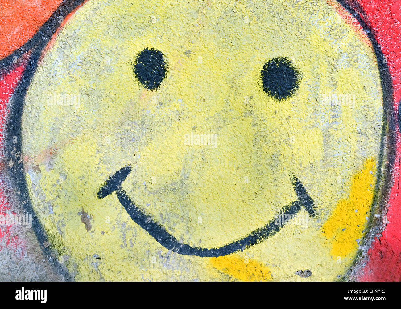 Felice Smiley face tracciata sulla parete da adolescenti Foto Stock