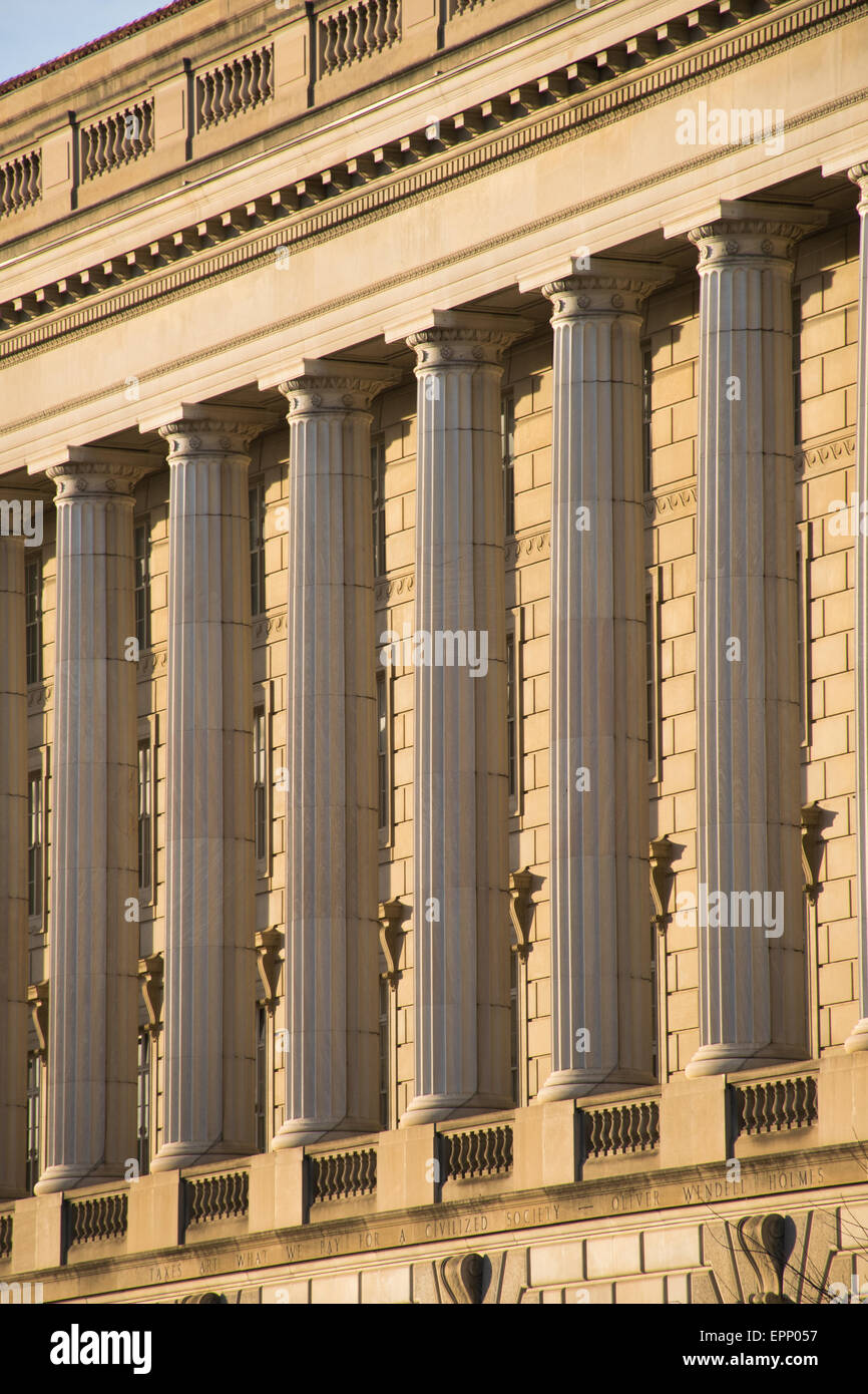 WASHINGTON DC, Stati Uniti — il Dipartimento di Giustizia degli Stati Uniti, spesso chiamato Robert F. Kennedy Department of Justice Building, è un'imponente caratteristica architettonica nel cuore della capitale della nazione. Che funge da sede centrale per gli Stati Uniti Dipartimento di Giustizia, la struttura neoclassica testimonia il costante impegno della nazione nei confronti dell'applicazione della legge e dei principi della giustizia. Foto Stock