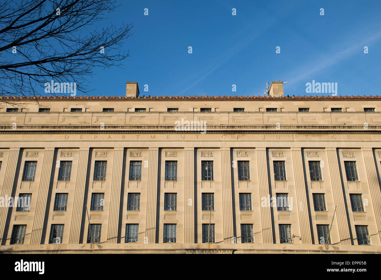 WASHINGTON DC, Stati Uniti — il Dipartimento di Giustizia degli Stati Uniti, spesso chiamato Robert F. Kennedy Department of Justice Building, è un'imponente caratteristica architettonica nel cuore della capitale della nazione. Che funge da sede centrale per gli Stati Uniti Dipartimento di Giustizia, la struttura neoclassica testimonia il costante impegno della nazione nei confronti dell'applicazione della legge e dei principi della giustizia. Foto Stock