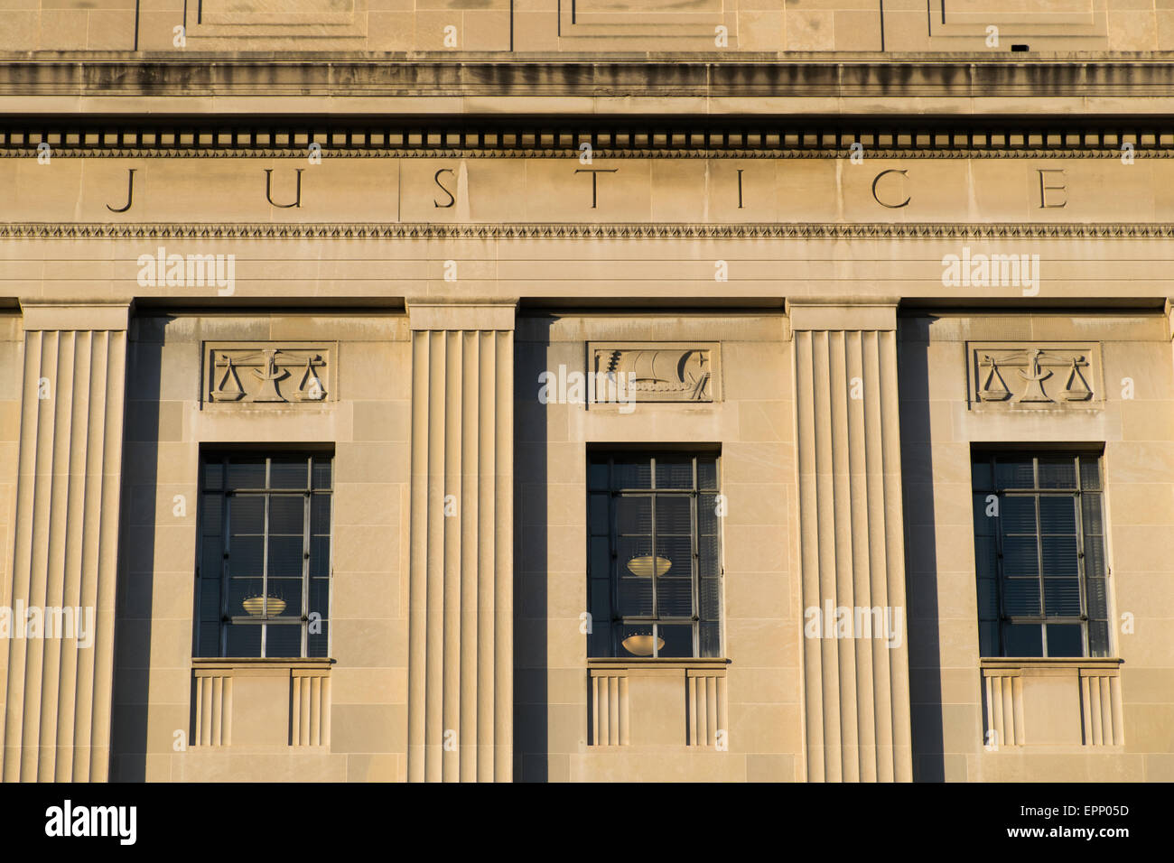 WASHINGTON DC, Stati Uniti — il Dipartimento di Giustizia degli Stati Uniti, spesso chiamato Robert F. Kennedy Department of Justice Building, è un'imponente caratteristica architettonica nel cuore della capitale della nazione. Che funge da sede centrale per gli Stati Uniti Dipartimento di Giustizia, la struttura neoclassica testimonia il costante impegno della nazione nei confronti dell'applicazione della legge e dei principi della giustizia. Foto Stock