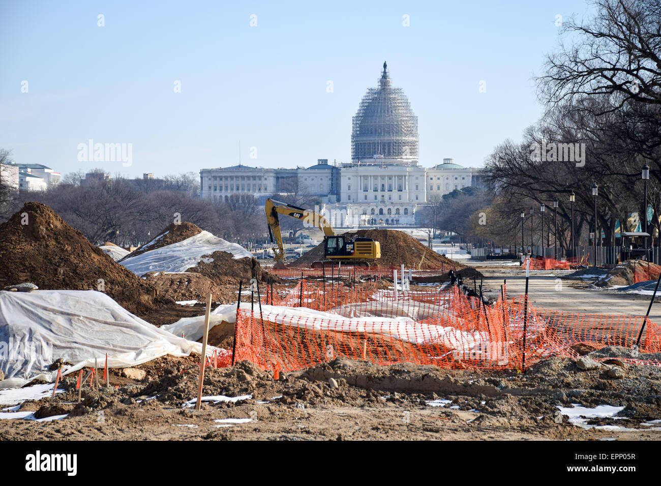 WASHINGTON DC, Stati Uniti d'America - Rinnovo su una sezione dell'estremità orientale del National Mall di Washington DC, con la cupola di U.S. Capitol Building in background coperta da impalcature come subisce le proprie riparazioni. Foto Stock