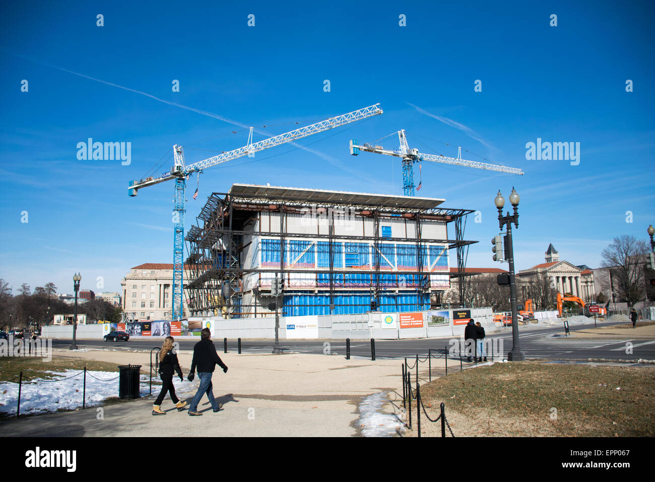 Smithsonian African American Museum Construction Washington DC // WASHINGTON DC — The Progress of Construction of the Smithsonian African American Museum a partire da gennaio 2015. Il museo si trova sul National Mall, vicino al monumento a Washington, ed è previsto che apra nel 2016. Foto Stock