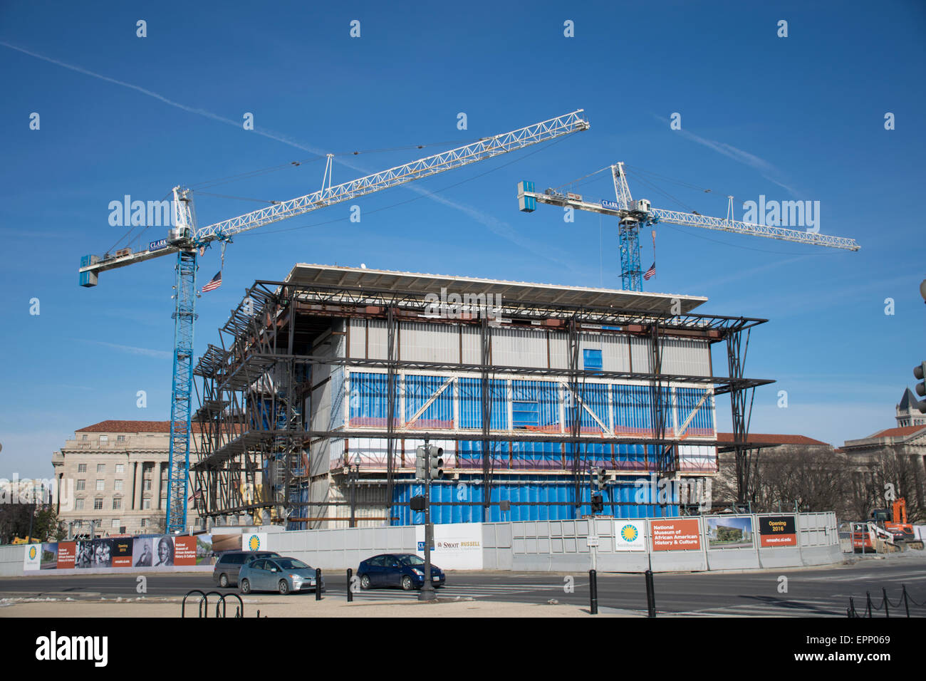 Smithsonian African American Museum Construction Washington DC // WASHINGTON DC — The Progress of Construction of the Smithsonian African American Museum a partire da gennaio 2015. Il museo si trova sul National Mall, vicino al monumento a Washington, ed è previsto che apra nel 2016. Foto Stock