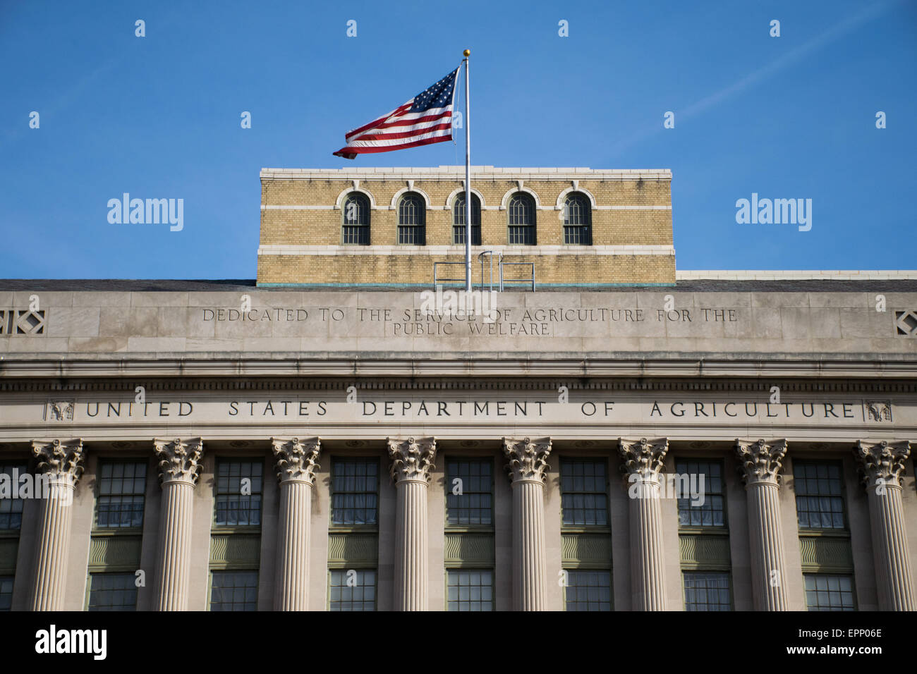 WASHINGTON DC, Stati Uniti — l'esterno del Jamie L. Whitten Building, sede del Dipartimento dell'Agricoltura degli Stati Uniti, si trova sul lato meridionale del National Mall. La struttura neoclassica, completata nel 1908, presenta una facciata in pietra calcarea con colonne corinzie e intricati dettagli architettonici. Foto Stock