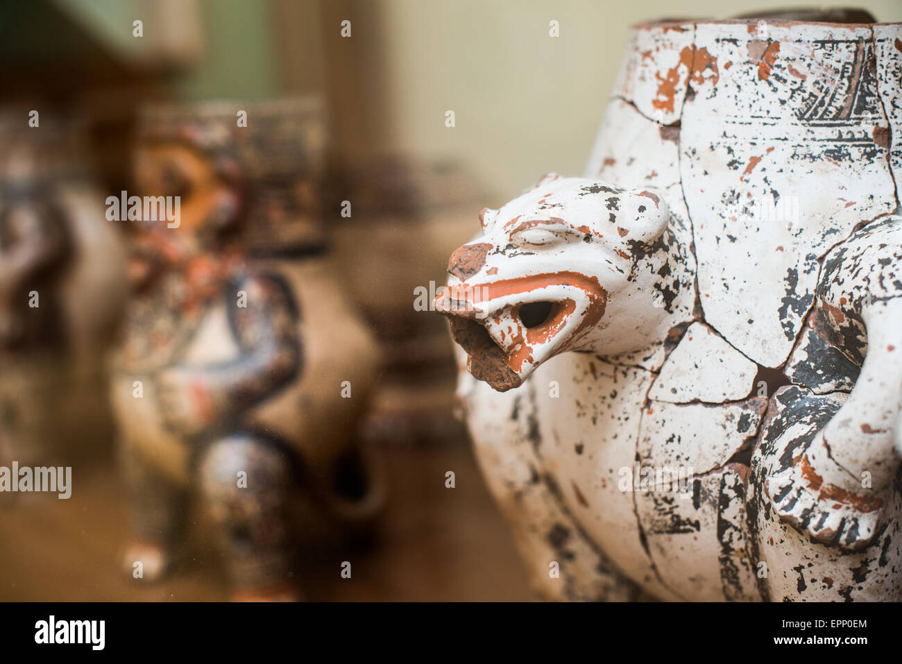 Ometepe Pottery Centro Cultural Convento San Francisco Granada Nicaragua // GRANADA, Nicaragua — ceramica precolombiana del periodo Ometepe (1350-1550 d.C.) è esposta al Centro Cultural Convento San Francisco di Granada. Il centro culturale, ospitato in un ex monastero francescano del XVI secolo, conserva una delle collezioni archeologiche più significative del Nicaragua con manufatti indigeni. Situato vicino al Parque Central nel quartiere storico di Granada, il museo espone il ricco patrimonio culturale della regione attraverso varie mostre. Le ceramiche di Ometepe, caratterizzate da distintiv Foto Stock