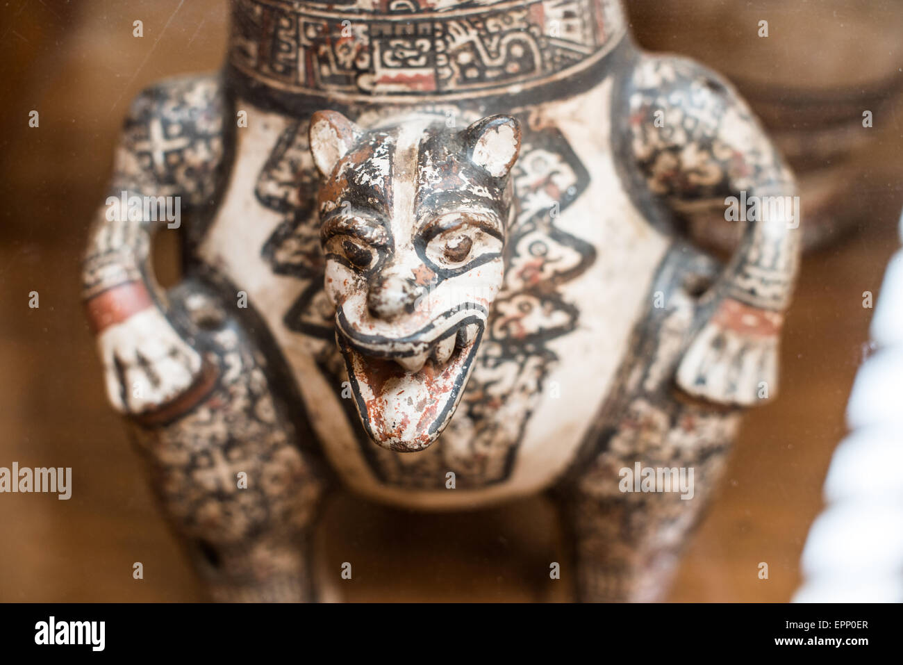 Ometepe Pottery Centro Cultural Convento San Francisco Granada Nicaragua // GRANADA, Nicaragua — ceramica precolombiana del periodo Ometepe (1350-1550 d.C.) è esposta al Centro Cultural Convento San Francisco di Granada. Il centro culturale, ospitato in un ex monastero francescano del XVI secolo, conserva una delle collezioni archeologiche più significative del Nicaragua con manufatti indigeni. Situato vicino al Parque Central nel quartiere storico di Granada, il museo espone il ricco patrimonio culturale della regione attraverso varie mostre. Le ceramiche di Ometepe, caratterizzate da distintiv Foto Stock