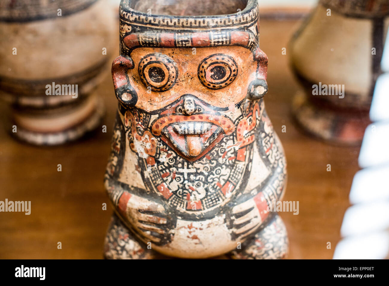 Ometepe Pottery Centro Cultural Convento San Francisco Granada Nicaragua // GRANADA, Nicaragua — ceramica precolombiana del periodo Ometepe (1350-1550 d.C.) è esposta al Centro Cultural Convento San Francisco di Granada. Il centro culturale, ospitato in un ex monastero francescano del XVI secolo, conserva una delle collezioni archeologiche più significative del Nicaragua con manufatti indigeni. Situato vicino al Parque Central nel quartiere storico di Granada, il museo espone il ricco patrimonio culturale della regione attraverso varie mostre. Le ceramiche di Ometepe, caratterizzate da distintiv Foto Stock
