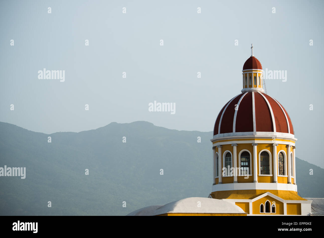 GRANADA, Nicaragua — il campanile della Cattedrale di Granada, conosciuta anche come nostra Signora dell'Assunzione (la Asunción), è un significativo punto di riferimento storico e religioso a Granada, Nicaragua. Situata vicino al Parque Colón e a Plaza de la Independencia, la cattedrale è un ottimo esempio di architettura coloniale spagnola in America Centrale. Foto Stock