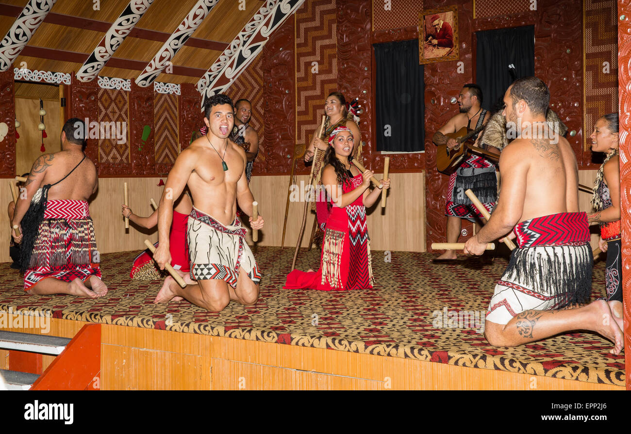 Maori Danzatori tribali di eseguire a Te Puia vicino a Rotorua in Nuova Zelanda Isola del nord Foto Stock