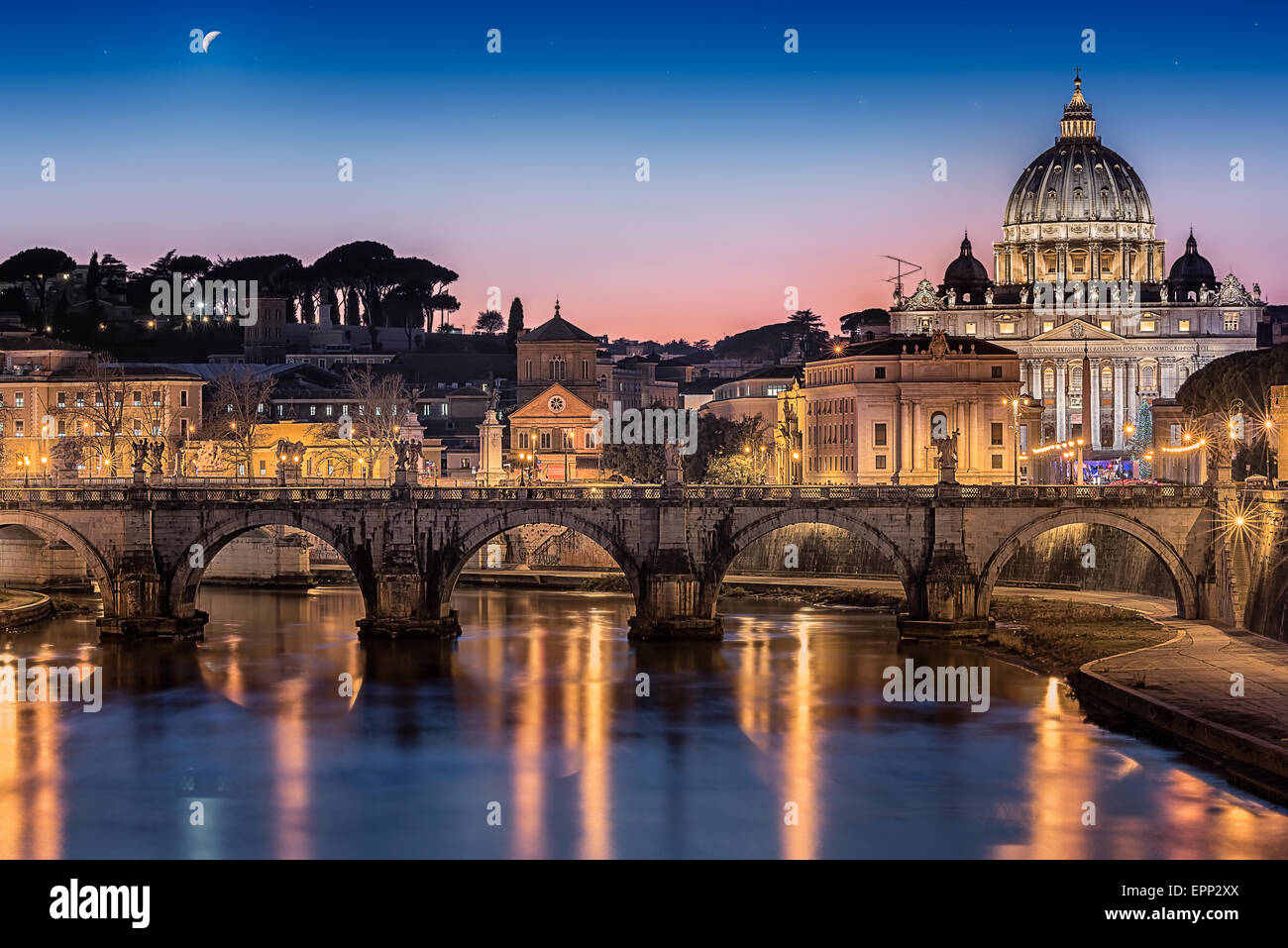 Una classica vista del Vaticano con il Sant Anelgo ponte di Roma, Italia Foto Stock