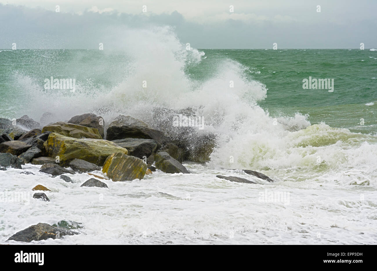 Mare mosso con spruzzi delle onde sulle rocce della costa sud dell'Inghilterra, Regno Unito. Foto Stock