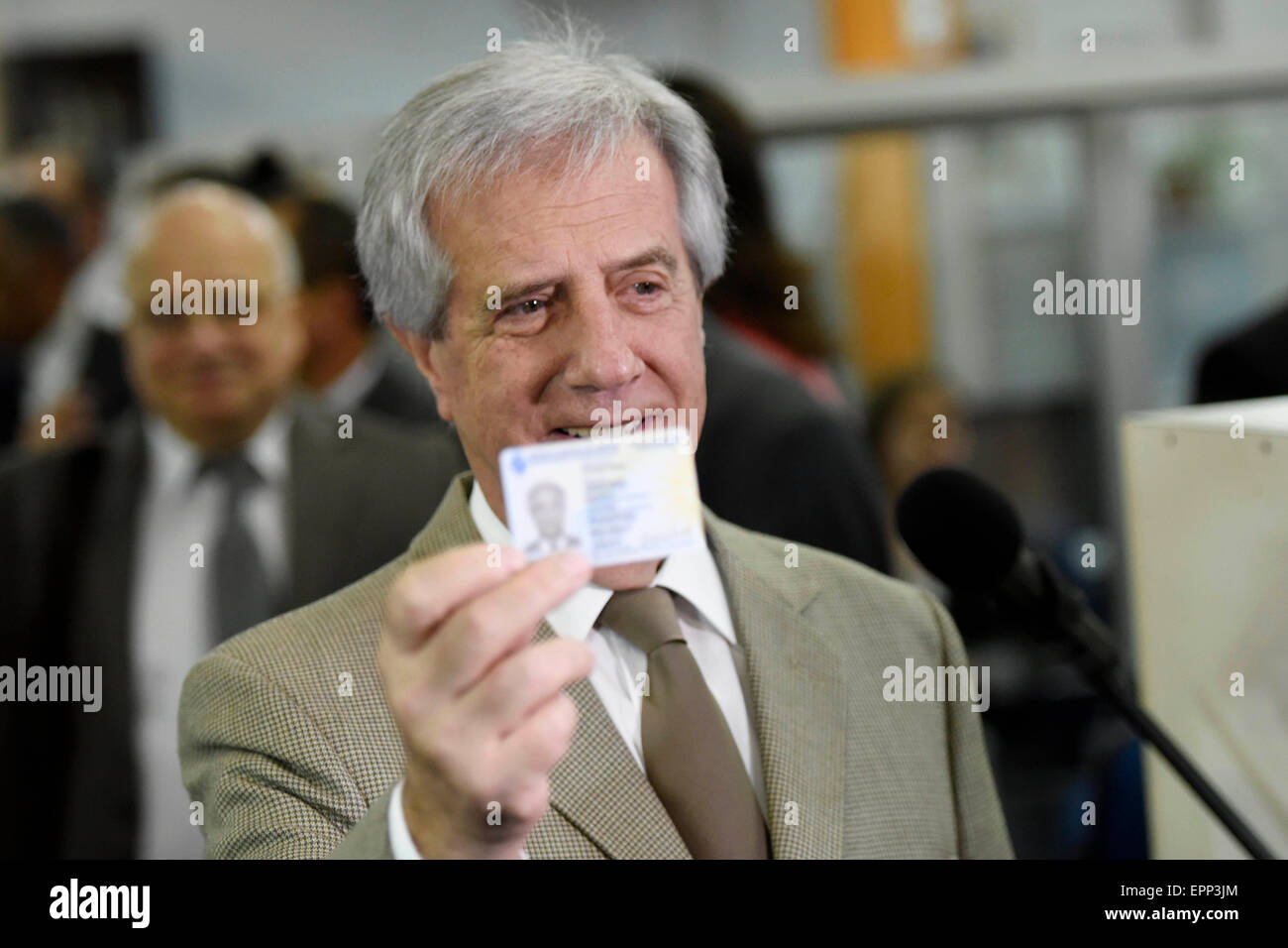 Montevideo, Uruguay. Il 20 maggio 2015. Presidente uruguayano Tabare Vazquez mostra la sua nuova carta di identità elettronica durante il lancio ufficiale della carta nella direzione nazionale di identificazione civile (DNIC, per il suo acronimo in spagnolo) dell Uruguay a Montevideo, capitale dell'Uruguay, il 20 maggio 2015. Il nuovo documento elettronico di identità consistono totalmente di due chip realizzato con policarbonato per rendere difficile falsificare e saranno dotati di firma elettronica e personale chiave che consentirà di verificare l'autenticità dell'utente. Credito: Nicolas Celaya/Xinhua/Alamy Live News Foto Stock