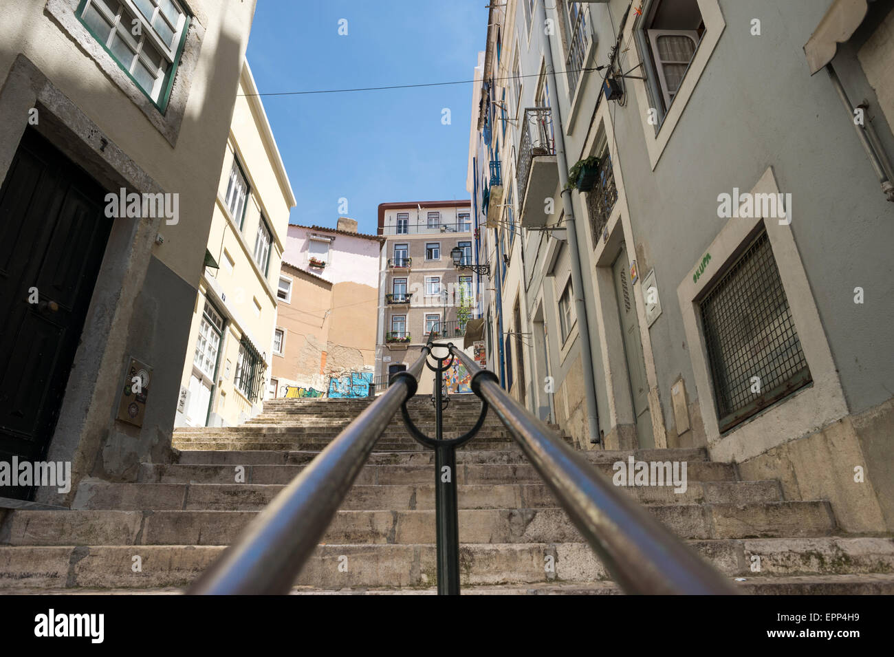 In acciottolato di gradini di pietra a Lisbona Portogallo Foto Stock