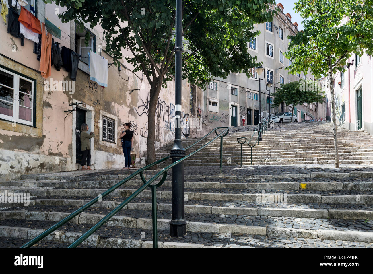 In acciottolato di gradini di pietra a Lisbona Portogallo Foto Stock
