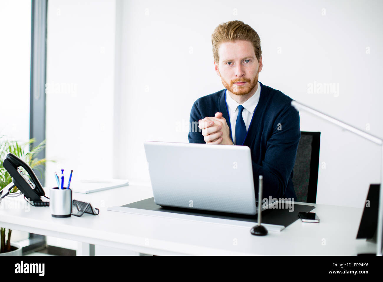 Giovane uomo che lavora in ufficio Foto Stock