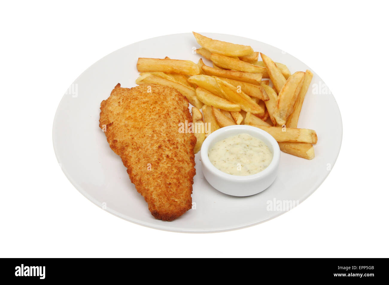 Bistrattato pesce con patatine e salsa tartara su una piastra isolata contro bianco Foto Stock