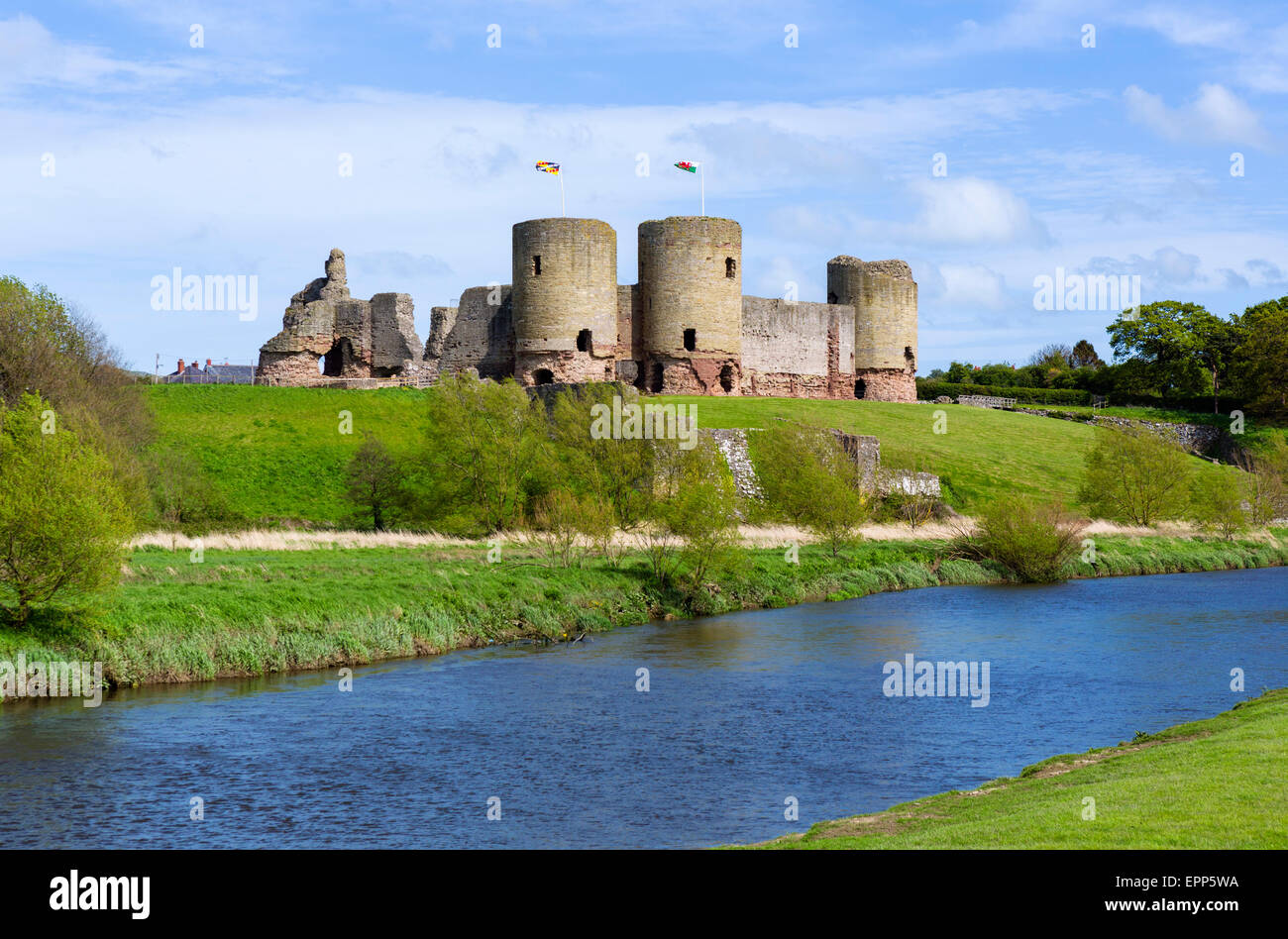 Le rovine del castello di Rhuddlan sul fiume Clwyd, Rhuddlan, Denbighshire, Wales, Regno Unito Foto Stock