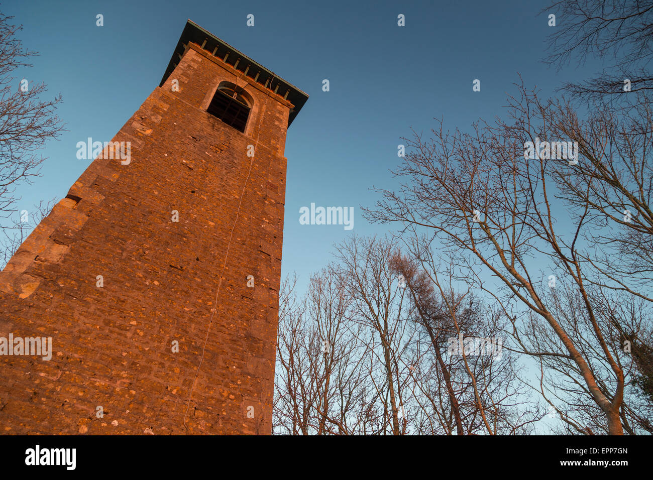 Browns follia Tower ("Pepperpot') sporge nel cielo blu in corrispondenza di un angolo in rosso la luce del tramonto nel bosco che sovrasta la città di Bath Foto Stock