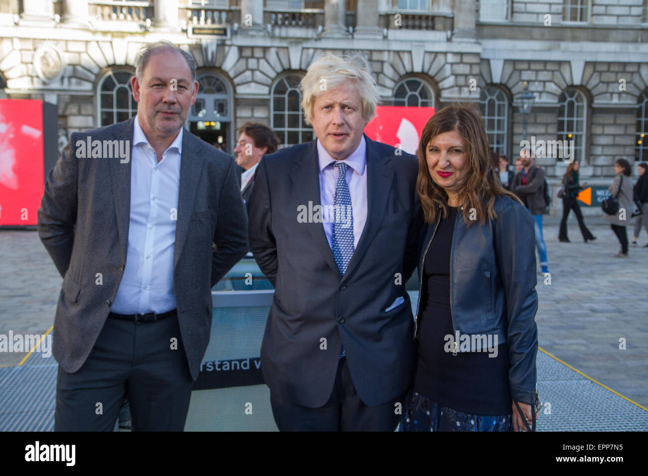 Londra, Regno Unito. Il 20 maggio 2015. Foto Londra amministrazione Michael Benson e Fariba Farshad con Boris Johnson (sindaco di Londra) durante l'apertura ufficiale di Londra Foto inaugurazione mostra fotografica e arte fiera apre a Londra. Questa è la più grande fiera mai andata in scena nella capitale. Credito: Elsie Kibue / Alamy Live News Foto Stock