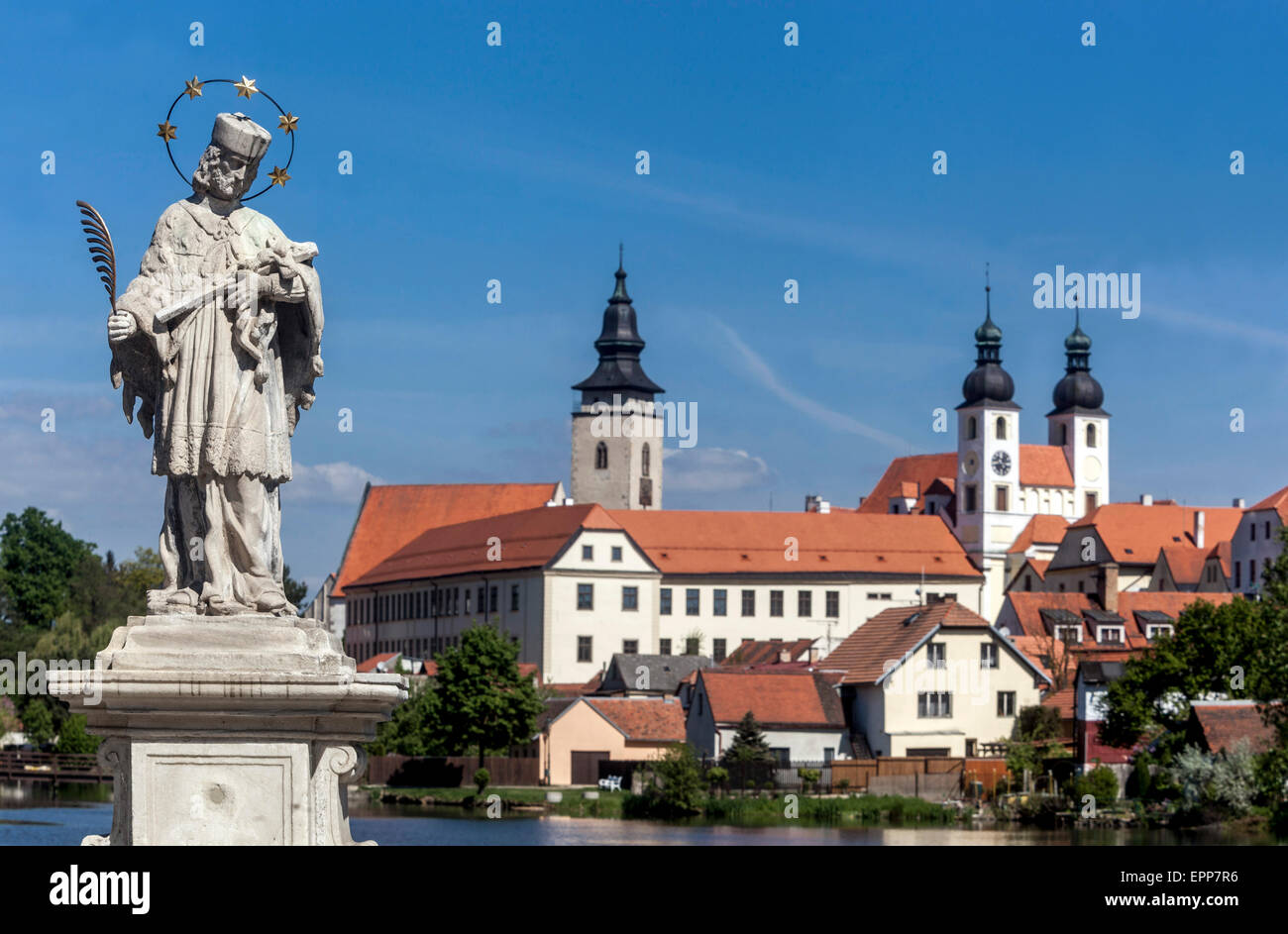 Telc Repubblica Ceca Europa sito patrimonio dell'umanità città ceca statua barocca di San Giovanni Nepomuceno in primo piano Foto Stock