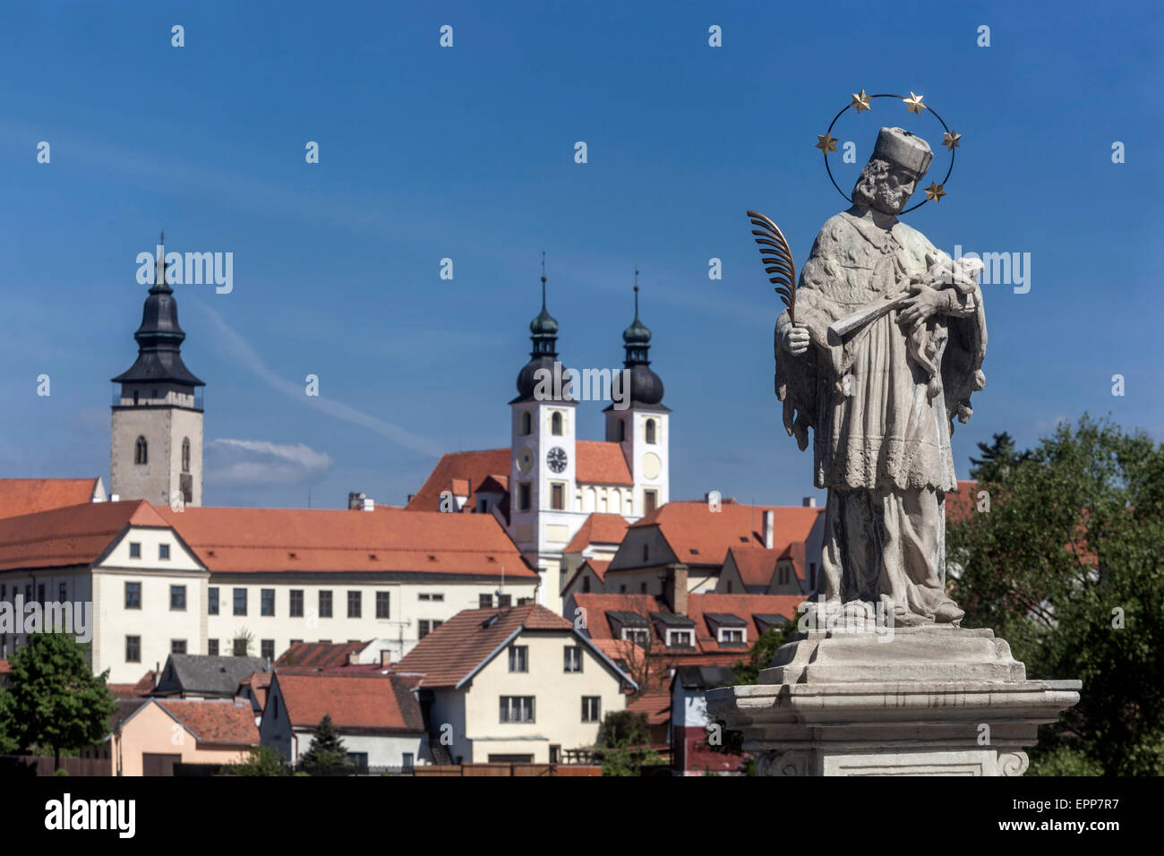 Il Telc Repubblica Ceca città barocca Patrimonio dell'Umanità dell'UNESCO, San Giovanni di Nepomuk statua, Panorama vista città vecchia Foto Stock